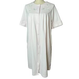 Miss Elaine Robe in Light Pink with Embroidery at Neckline Snap Close Size Small